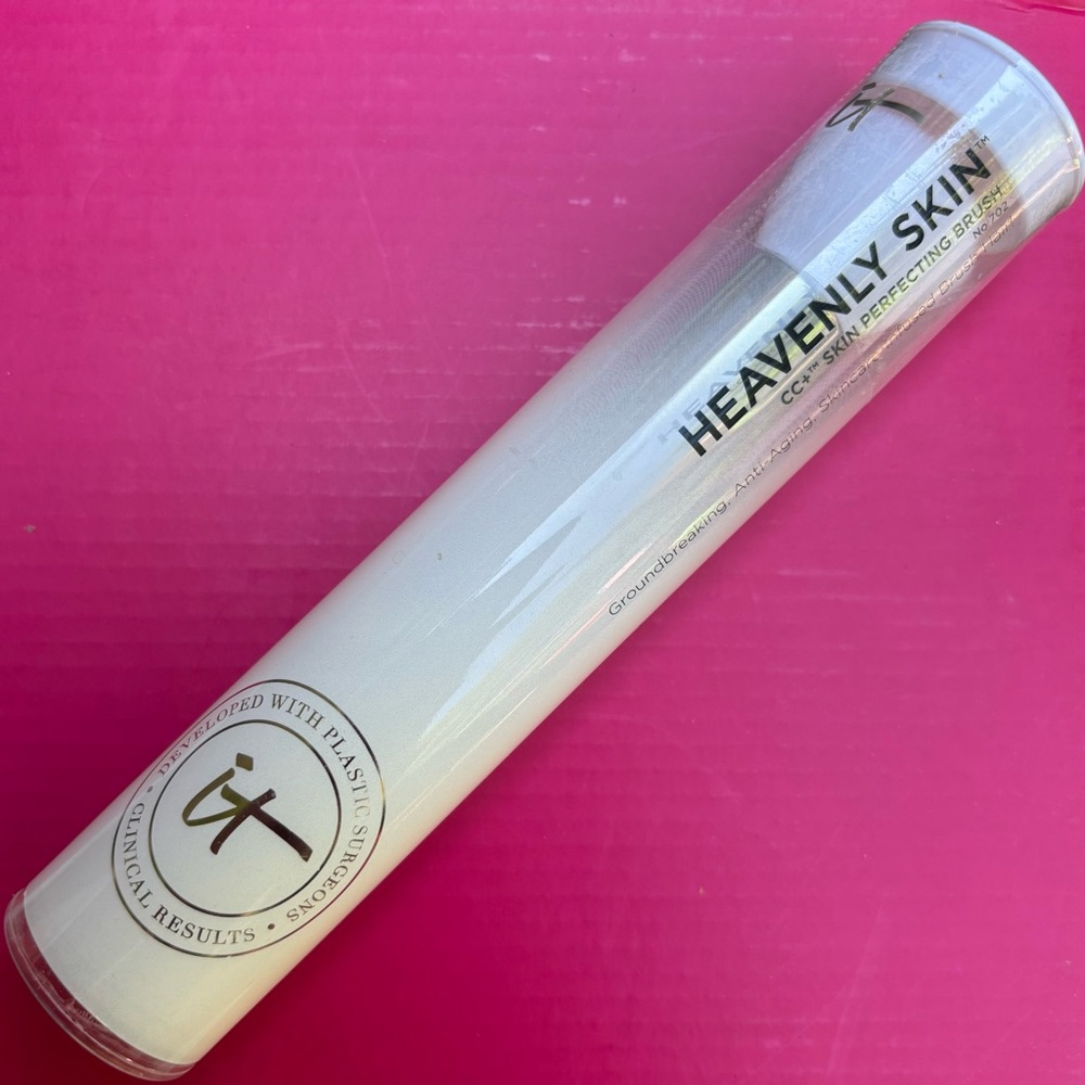 🌸 IT Cosmetics Heavenly Skin Perfecting Brush #702🌸